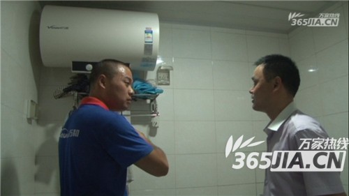 拼搏(中国)售后正在为刘师傅讲解电热水器的安全使用规范